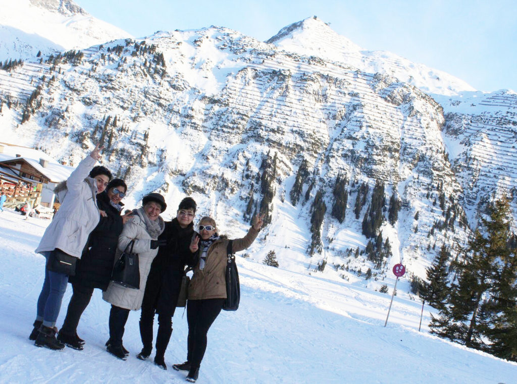 Frauen. die Stickerinnen, vor dem Omeshorn in Lech.